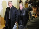 Rodie Marlise Ernest a Lynne odcházejí od soudu (24. ledna)