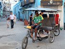Na Kub jezdí nejrznjí druhy taxi, od starých amerických bourák a po...