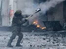 Demonstrant odpaluje rakety v centru Kyjeva. (23. ledna 2014)