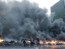 Demonstranti zapálili v ulicích Kyjeva barikády z pneumatik. (23. ledna 2014)