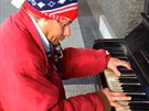 Bezdomovec hraje na klavír