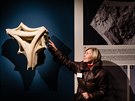 Prvodkyn Jarmila Palasová ukazuje fragment gotické kruby z kamene starého a...