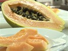 Papája. Lahodné ovoce obsahující enzymy, které tpí proteiny.