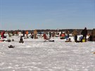 Lov probíhá na zamrzlém jezee Gull u msteka Brainerd v Minnesot. 