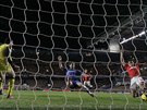 Javier Hernández z Manchesteru United stílí gól do sít Chelsea, Petr ech...