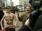 Aktivistky hnutí Femen demonstrovaly v Bruselu proti ruskému prezidentu...