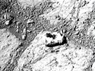 Nekolorované snímky kamene leícího ped Opportunity z 26. prosince (vlevo) a...