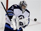 MÁM. Ondej Pavelec, branká hokejist Winnipegu, zasahuje v utkání NHL.