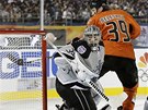 Brank Los Angeles Jonathan Quick inkasuje, v utkn NHL pod irm nebem ho