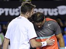 VÍTZ UT̊UJE PORAENÉHO. Stanislas Wawrinka a Rafael Nadal po finále...