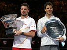 S TROFEJEMI. Vítzný Stanislas Wawrinka (vlevo) a Rafael Nadal po finále...
