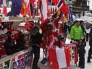Pi závodech v Kitzbühelu jsou k dostání vemoné vlajky.