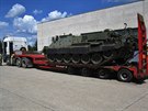 Vojenský vyproovací tank s buldozerovou radlicí je dlouhý 8,15 m (vetn...