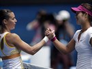 Italská tenistka Flavia Pennettaová (vlevo) se zdraví se svou pemoitelkou Li...