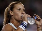 Slovenská tenistka Dominika Cibulková se oberstvuje v prbhu finále s Li Na z...