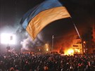 Protesty v centru Kyjeva u hoících aut v noci z nedle na pondlí 20. ledna