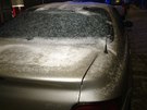 Auta v okolí havárie pokryl sníh a led, který se tvoil z unikající páry v...
