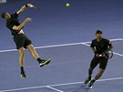 VE VZDUCHU. Americký tenista Eric Butorac (vlevo) odpaluje míek ve finále...