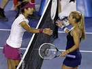 DOBOJOVÁNO. Slovenská tenistka Dominika Cibulková (vpravo) gratuluje íance Li...