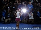 POLIBEK PRO SVTOVÁ MÉDIA. ínská tenistka Li Na líbá trofej pro vítzku...