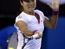 FORHEND. ínská tenistka Li Na bhem finále enské dvouhry na Australian Open.