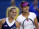 ÚSMVY NA ZAÁTEK. Dominika Cibulková (vlevo) a Li Na ped finále enské...