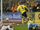 A HONEM SLAVIT. Sven Bender z Dortmundu (ve lutém) práv vstelil úvodní gól...
