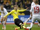 Marco Reus z Dortmundu (ve lutém) v boji o balón bhem duelu proti Augsburgu