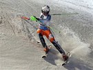 Norský slalomá Henrik Kristoffersen bojuje s tratí Svtového poháru ve
