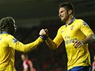 Olivier Giroud a Bacary Sagna slaví branu Arsenalu v duelu proti Southamptonu. 