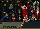 Fotbalista Southamptonu Adam Lallana oslavuje gól, který vstelil do sít