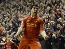 Liverpoolský útoník Luis Suarez slavil svj gól proti Evertonu jako zvíe. 