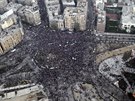 Letecký pohled na námstí Tahrír, kde se shromádili zejména píznivci vlády...