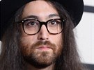 Yoko Ono a Sean Lennon picházejí na slavnostní veer Grammy.