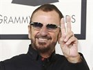 Ringo Starr s manelkou pichází na Grammy.