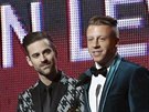 Macklemore & Ryan Lewis na pódiu s cenou pro Objev roku (Grammy 2013)