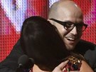 Kacey Musgraves se objímá s producentem Lairdem. (Grammy 2013)