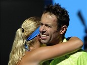 Francouzka Kristina Mladenovicov a Kanaan Daniel Nestor po vtzstv ve