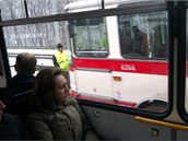 Nehoda autobusu číslo 196 zkomplikovala dopravu, prtotože se tvořily fronty na