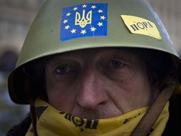 Ukrajinský demonstrant s helmou z dob SSSR (28. ledna 2014)