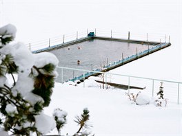 Část vysokohorského jezera je v zimě vyhřívaná a dá se v ní plavat.