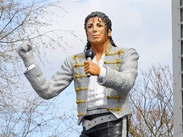 Socha zpěváka Michaela Jacksona stojí u stadionu Fulham's Craven Cottage v...