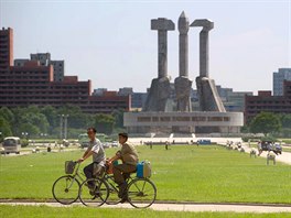 Památník založení Dělnické strany zdobí ulici Munsu v severokorejském...