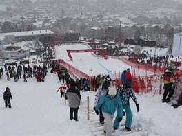 Akoliv poadatel nejkrititj divck msta podl trati pro super G...