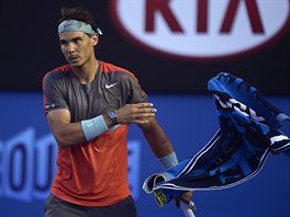 LÉTAJÍCI RUNÍK II. I Rafael Nadal v prbhu finále ukázal, e s runíkem házet...
