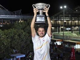 TEN POHÁR JE MJ!!! výcarský tenista Stanislas Wawrinka pózuje na ochozu...