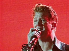 Josh Homme z Queens of the Stone Age hraje skladbu My God Is the Sun. (Grammy...