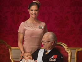 védská korunní princezna Victoria, král Carl XVI. Gustaf a princezna Estelle