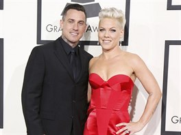 Zp�va�ka Pink a její man�el Carey Hart na cenách Grammy (Los Angeles, 26. ledna...