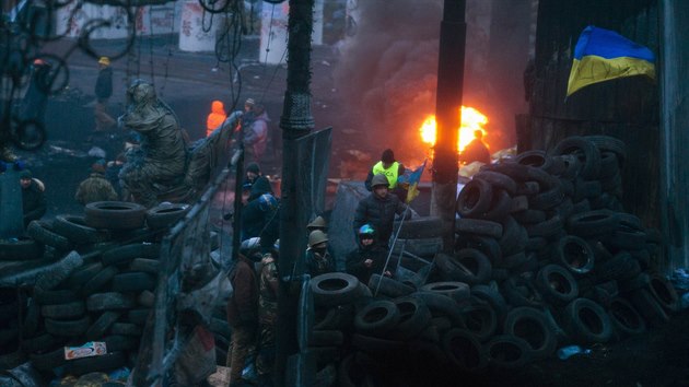 Protivldn demonstranti na barikdch v centru Kyjeva (28. ledna 2014)